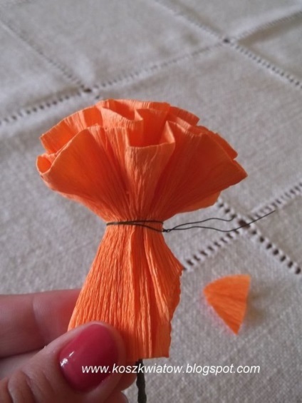 Hogyan készítsünk egy virágot papírból kezeddel a liliom, szegfű és a japán Sakura