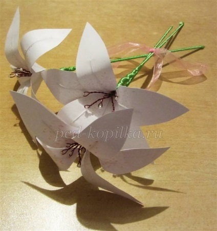 Hogyan készítsünk egy virágot papírból kezeddel liliom, szegfű és a japán Sakura
