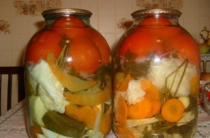 Canning válogatott uborka paradicsom recept zöldség télen, ami nagyon ízletes borssal,