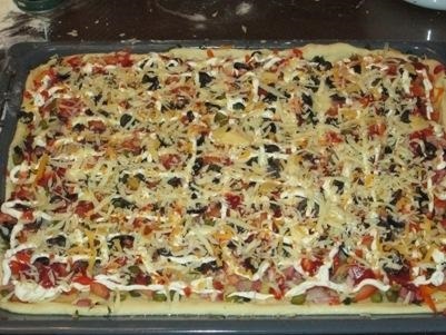 Receptek otthoni főzés - pizza kolbásszal, burgonyával