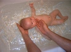 Fürdés egy újszülött egy nagy kád