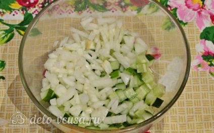 Csirke saláta uborka és borsó recept egy fotó - egy lépésről lépésre főzés csirke saláta