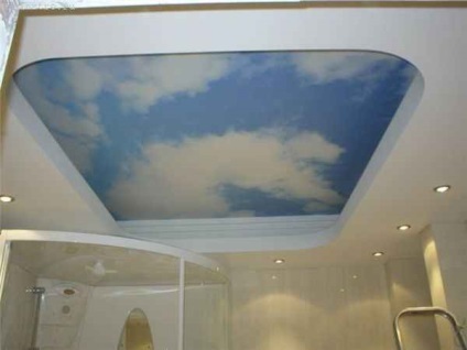 Feszített mennyezetek a fürdőszobában belső fotó