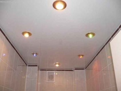 Feszített mennyezetek a fürdőszobában belső fotó