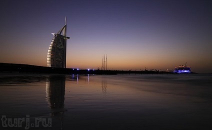 EAE, Dubai Burj Al Arab - a fehér vitorla a közepén az Öböl (al-arab) Egyesült Arab Emírségek, Dubai Burj Al Arab - a fehér vitorla közepén az Öböl