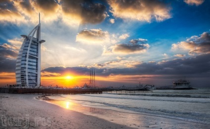 Egyesült Arab Emírségek, Dubai Burj Al Arab - a fehér vitorla közepén a Bay (Burj) Egyesült Arab Emírségek, Dubai Burj Al Arab - a fehér vitorla közepén az Öböl