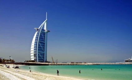 Egyesült Arab Emírségek, Dubai Burj Al Arab - a fehér vitorla közepén az öböl (Öböl) Egyesült Arab Emírségek, Dubai Burj Al Arab - a fehér vitorla közepén az Öböl