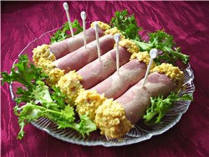 Rolls sajttal és fokhagymás vagy töltött sonka - finom ünnepi előétel recept egy fotó