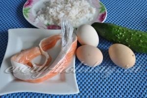 Saláta piros hal, uborka - egy recept egy fotó