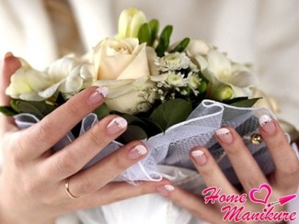 Esküvői manikűr rövid körmökkel kezével
