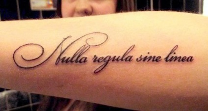 Tetoválás latin megnyílik neked a kifinomult és mély értelmét