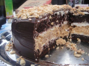 Cake Snickers klasszikus recept lépésről lépésre képek (gramm olvasztott vajat) Cake Snickers klasszikus recept lépésről lépésre fotók