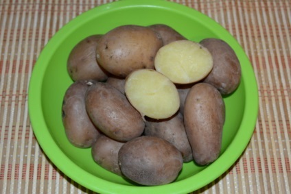 Főtt burgonyát héjában egy saláta -, hogyan kell főzni a burgonyát héjában egy serpenyőben, egy lépésről lépésre recept