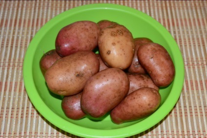 Főtt burgonyát héjában egy saláta -, hogyan kell főzni a burgonyát héjában egy serpenyőben, egy lépésről lépésre recept