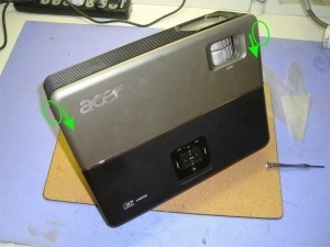 A lámpa cseréje projektorok acer sorozat p1165 (lámpák) A lámpa cseréje projektorok Acer p1165 sorozat