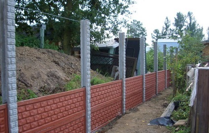 Vasbeton kerítés a kertben