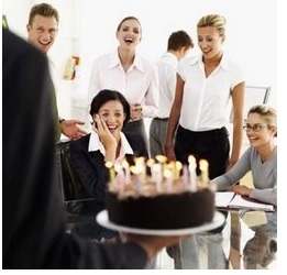 Чим пригостити колег в свій день народження на роботі, якщо великий колектив
