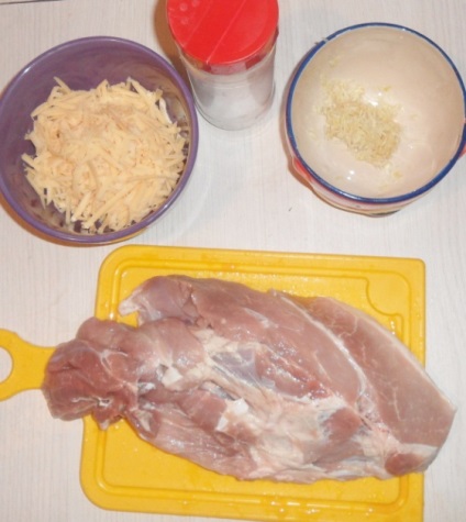 Meleg ételek az ünnepi asztalon sült fólia kemencében sertéshús fokhagyma, sajt és