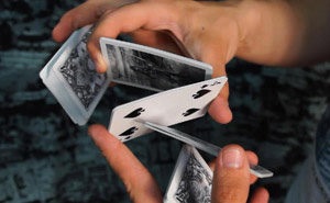 Hogyan kell megfordítani a kártya egyik kezével a másik trükkök kártyákkal
