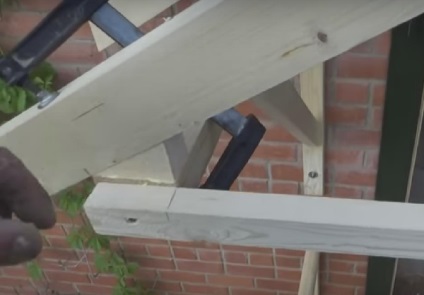 Ponyva bejárata fölött egy fénykép a fa (a napellenző) Ponyva bejárata fölött egy fa fotó