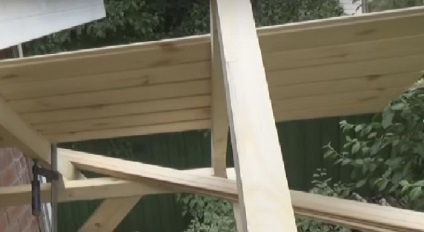 Ponyva bejárata fölött egy fénykép a fa (a napellenző) Ponyva bejárata fölött egy fa fotó