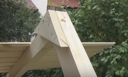 Ponyva bejárata fölött a fa kép (fotó) Ponyva bejárata fölött egy fa fotó