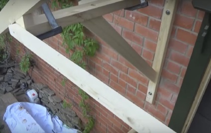 Ponyva bejárata fölött a fa kép (fotó) Ponyva bejárata fölött egy fa fotó