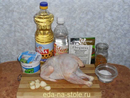Csirke tejszínes mártásban a sütőben, az étel az asztalra