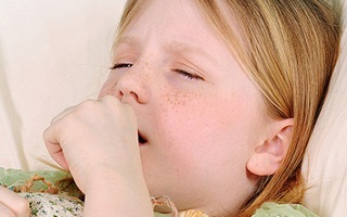 Köhögés kezelésére gyermekeknél népi jogorvoslati biztonságos módszerek