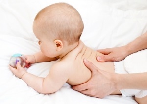 Köldöksérv csecsemők - kezelés otthon alatt kötszer, tapasz, masszázs