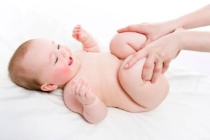 Köldöksérv csecsemők - kezelés otthon alatt kötszer, tapasz, masszázs