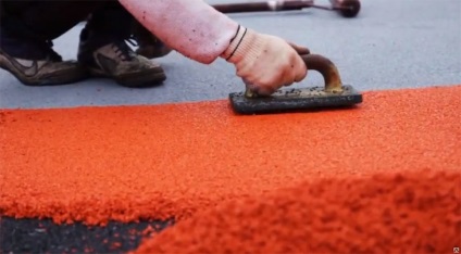 Gumi borítás a pályák a kertben, nyári üzleti (zöldség-gyümölcs kert) Gumi borítás a pályák a kertben, nyáron üzleti