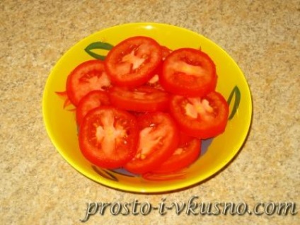 Saláta Caprese mozzarellával és paradicsommal (fejes saláta) Caprese saláta mozzarella és a paradicsom