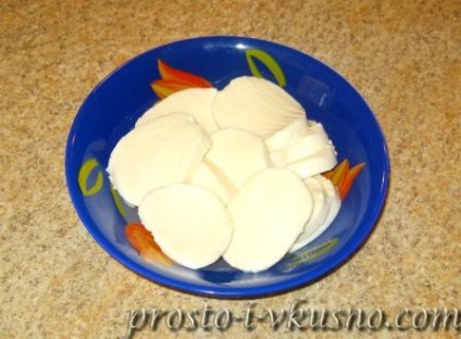 Saláta Caprese mozzarellával és paradicsommal (mozzarella) Caprese saláta mozzarella és a paradicsom