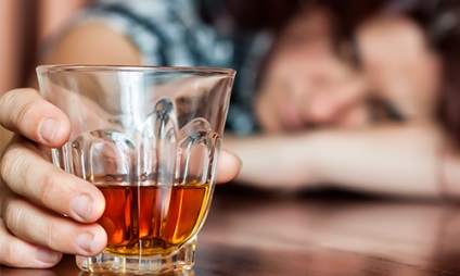 Az alkohol és a memória elvesztését és az áramszünetek ivás után
