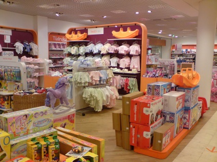 A design a gyermekek ruhák és cipők tárolására, mint a belsejében egy kávézó a gyermekek számára (store) A design a gyermekek ruhák és cipők tárolására, mint a belsejében egy kávézó a gyermekek számára