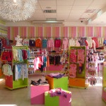 A design a gyermekek ruhák és cipők tárolására, mint a belsejében egy kávézó a gyermekek számára (store) A design a gyermekek ruhák és cipők tárolására, mint a belsejében egy kávézó a gyermekek számára
