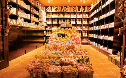 A design a gyermekek ruhák és cipők tárolására, mint a belsejében egy kávézó a gyermekek számára (store) A design a gyermekek ruhák és cipők tárolására, mint a belsejében egy kávézó a gyermekek számára
