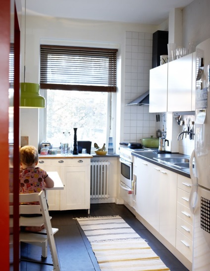 A design a keskeny konyha belső elrendezési lehetőségek erkéllyel, egy sziget reggeli-bár és az alvás