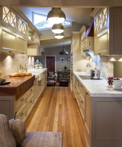 A design a keskeny konyha belső elrendezési lehetőségek erkéllyel, egy sziget reggeli-bár és az alvás