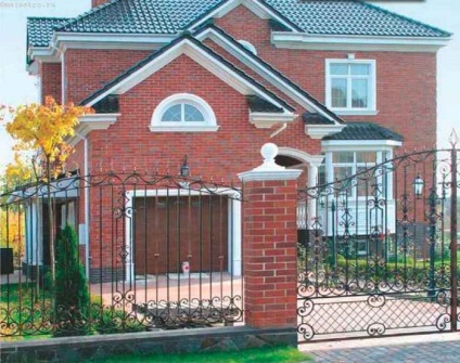 House vörös téglából és fehér burkolat (lefele) House vörös téglából és fehér bélés