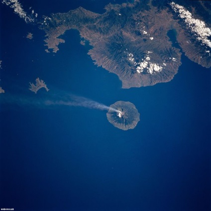 A kitörés a vulkán űrből (14 fotó)