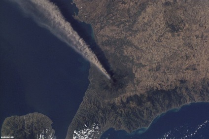 A kitörés a vulkán űrből (14 fotó)
