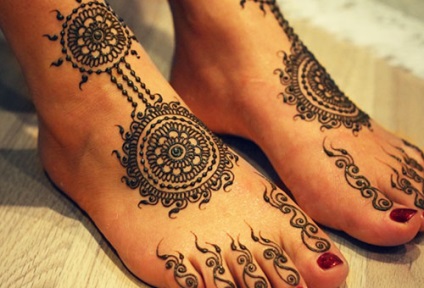 Hogyan kell alkalmazni a rajz mehendi vagy henna tetoválás a lábán otthon