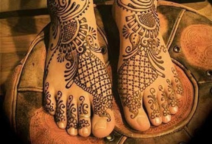 Hogyan kell alkalmazni a rajz mehendi vagy henna tetoválás a lábán otthon