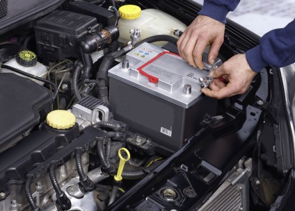 Hogyan lehet fenntartani az autó akkumulátorát