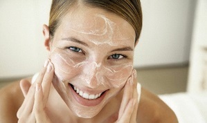 Hogyan tisztítsa meg az arcod otthon pattanások és mitesszerek