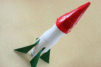 Hogyan készítsünk egy rakéta ki a palackból a kezével