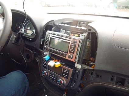 Eltávolítása a magnó a Hyundai - Elantra, Santa Fe, Solaris, kiemelő stareks (Santa) Eltávolítása a magnó a Hyundai - Elantra, Santa Fe, Solaris, kiemelő stareks