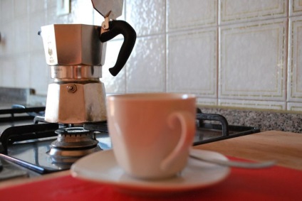 Főzni otthon olasz kávét útmutatást használatát mokka kávéfőző képekben